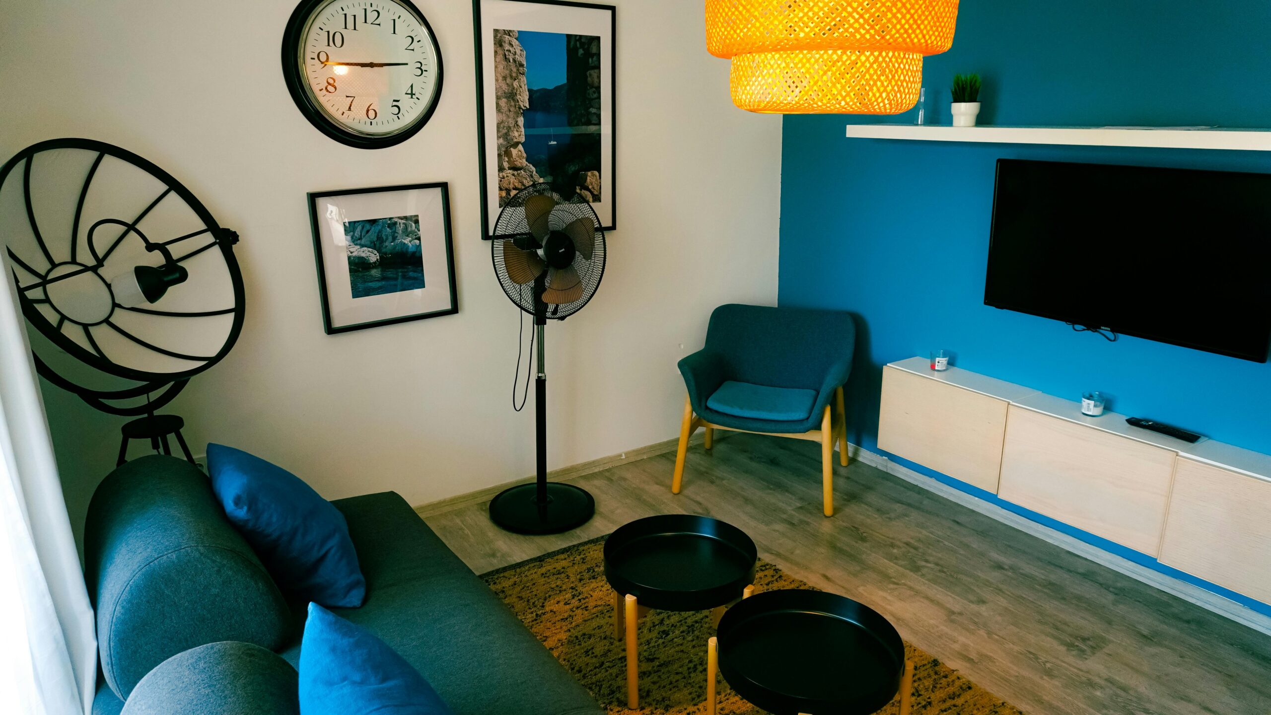 ventilateur moderne dans salon pour rafraîchir une pièce en été